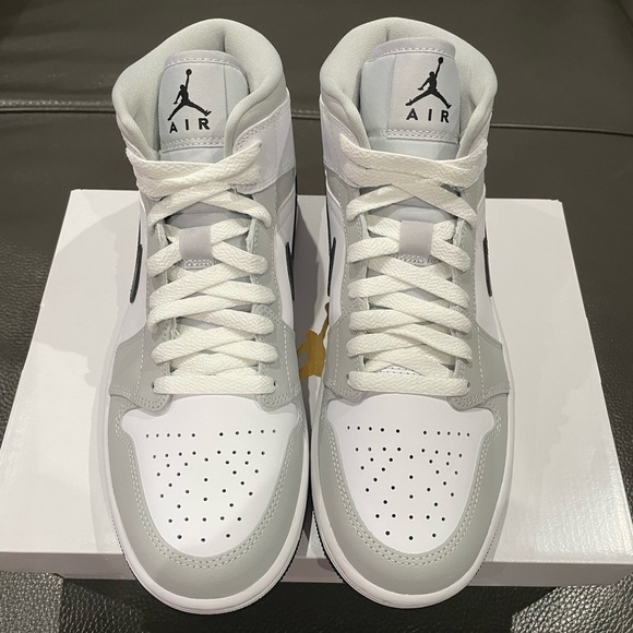 ❌SOLD❌ BRAND NEW WOMENS AIR JORDAN 1 MID - GREY FOG Popular Women's Sneaker - Picture 2 of 8